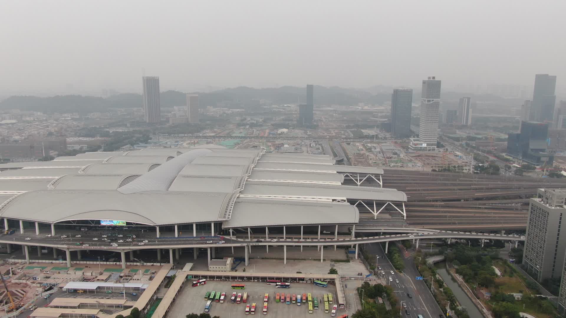 航拍广州南站高铁火车站交通视频的预览图