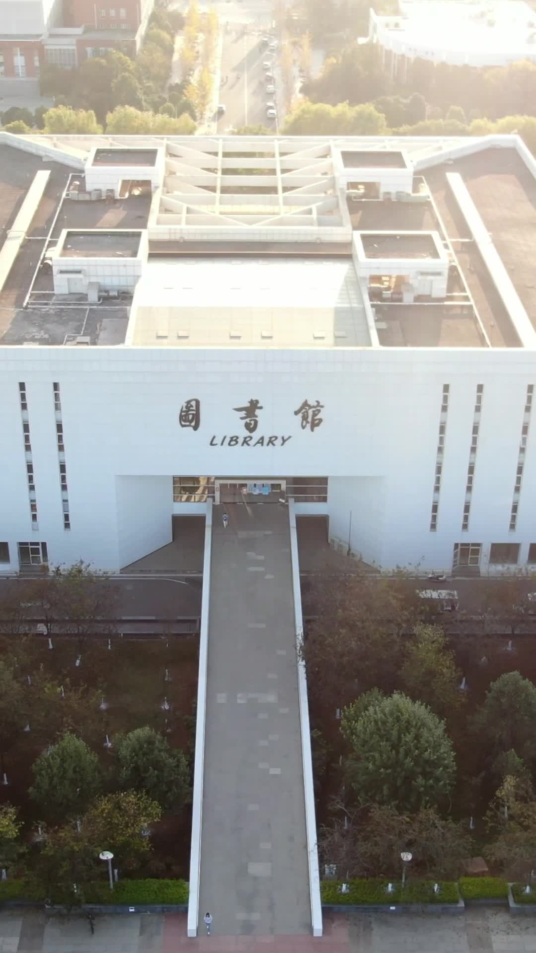 航拍云南昆明大学城竖屏视频的预览图