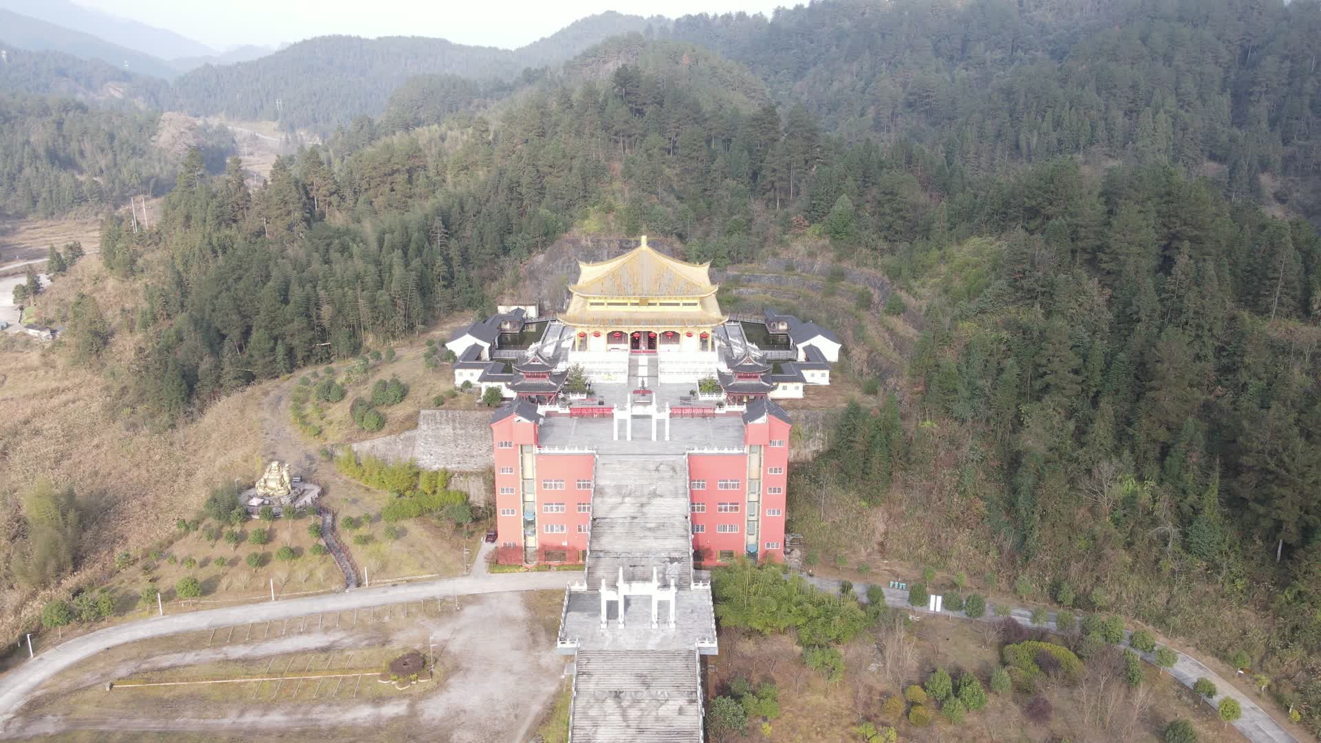 航拍贵州铜仁梵净山古寺视频的预览图