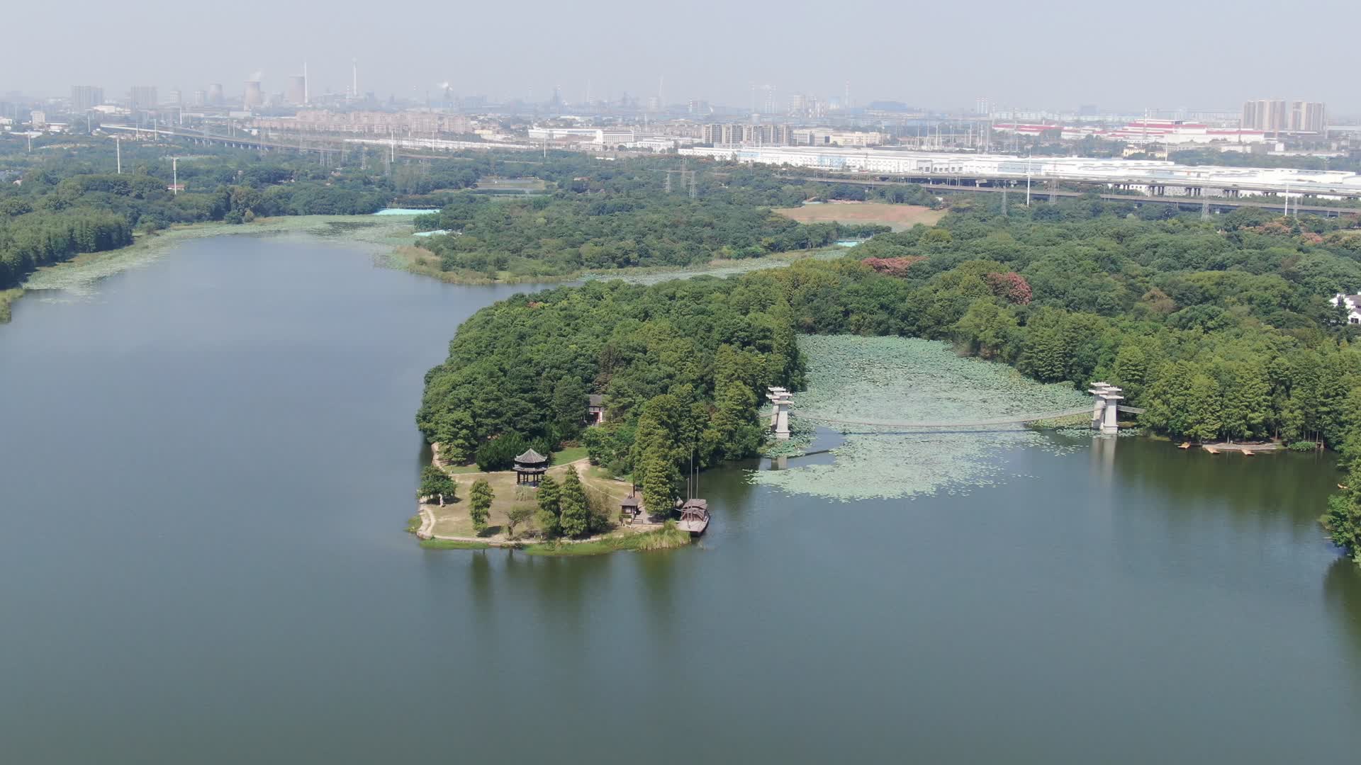 航拍湖北武汉东湖公园视频的预览图