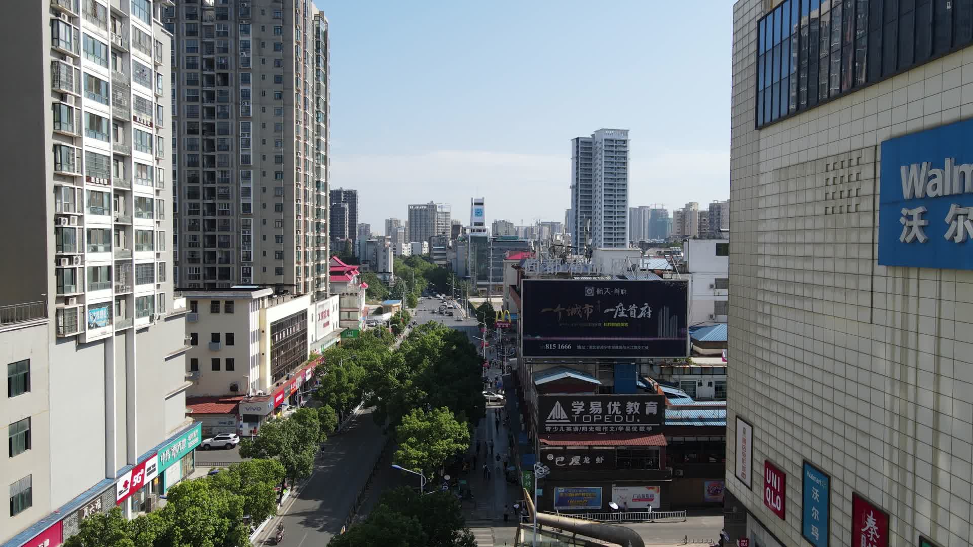 航拍湖北咸宁温泉第一街商业街视频的预览图