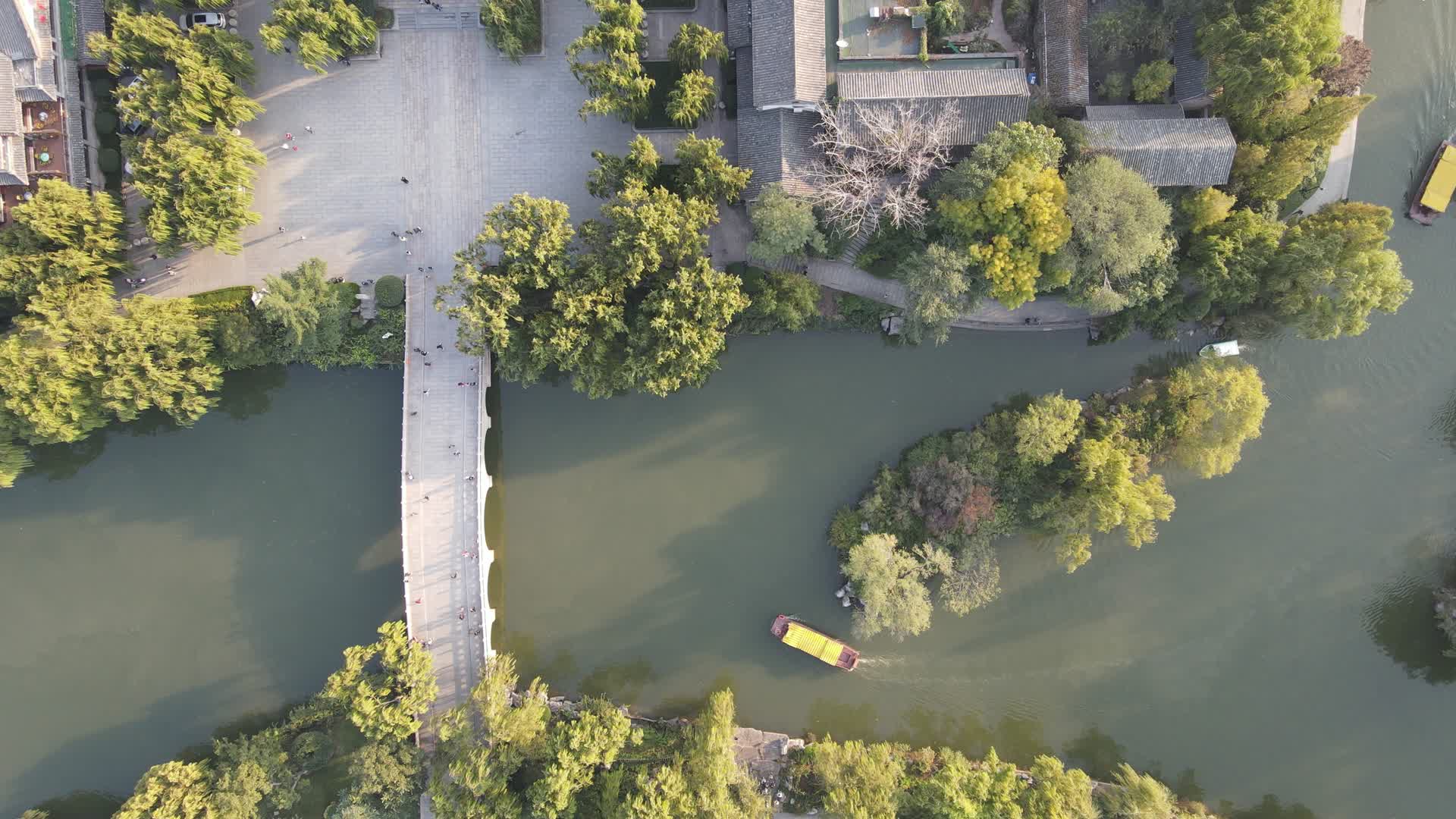 航拍山东济南大明湖小桥流水视频的预览图
