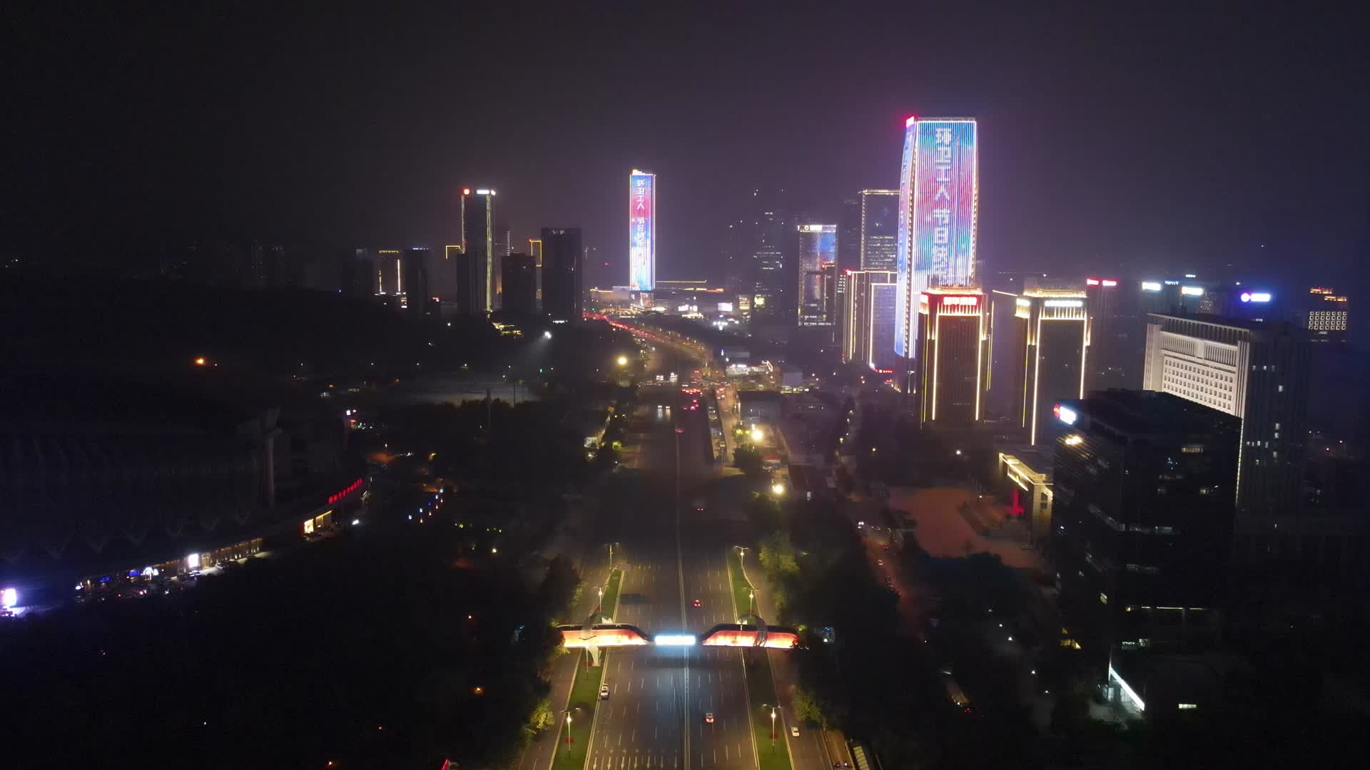 航拍山东济南奥体中心经十路新城夜景视频的预览图