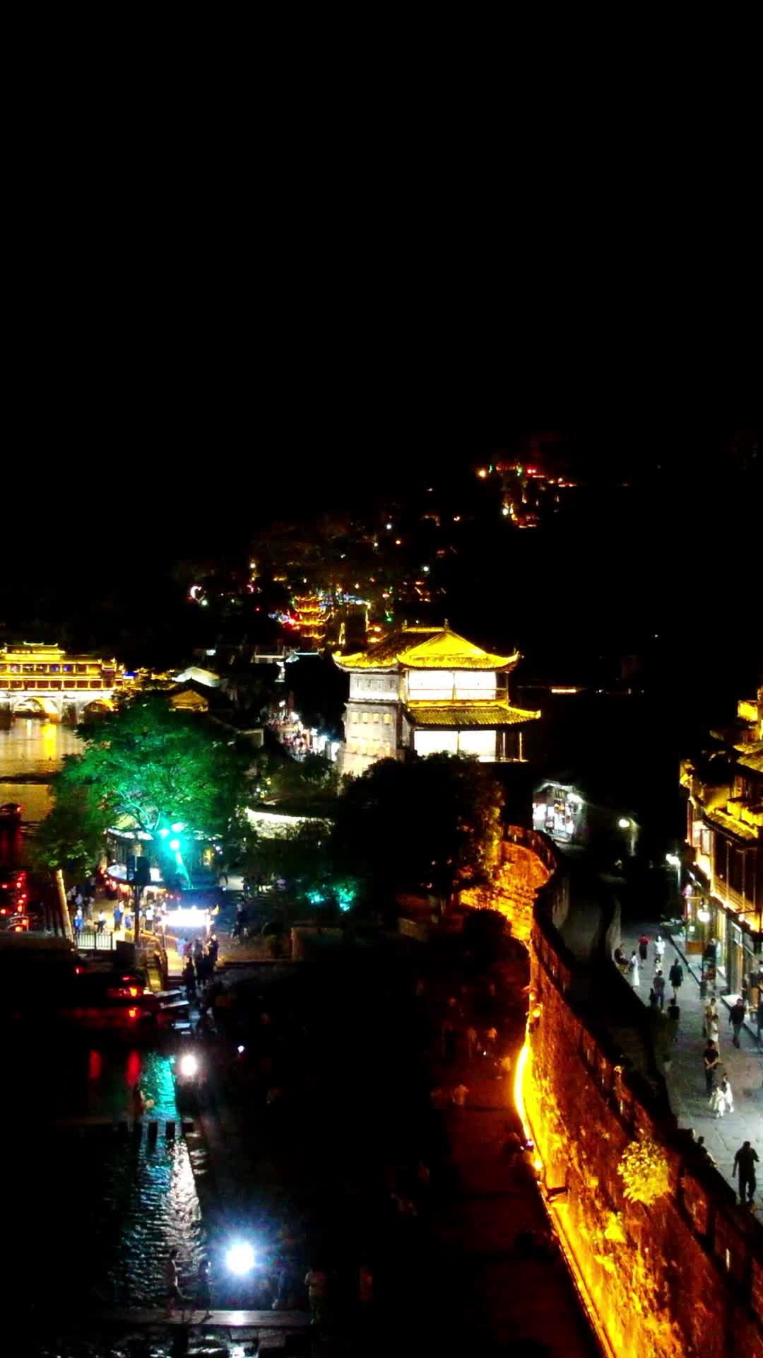 航拍湖南湘西凤凰古城虹桥夜景视频的预览图