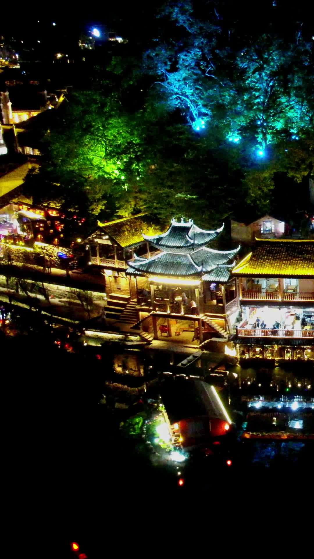 航拍湖南湘西凤凰古城沱江吊脚楼夜景视频的预览图