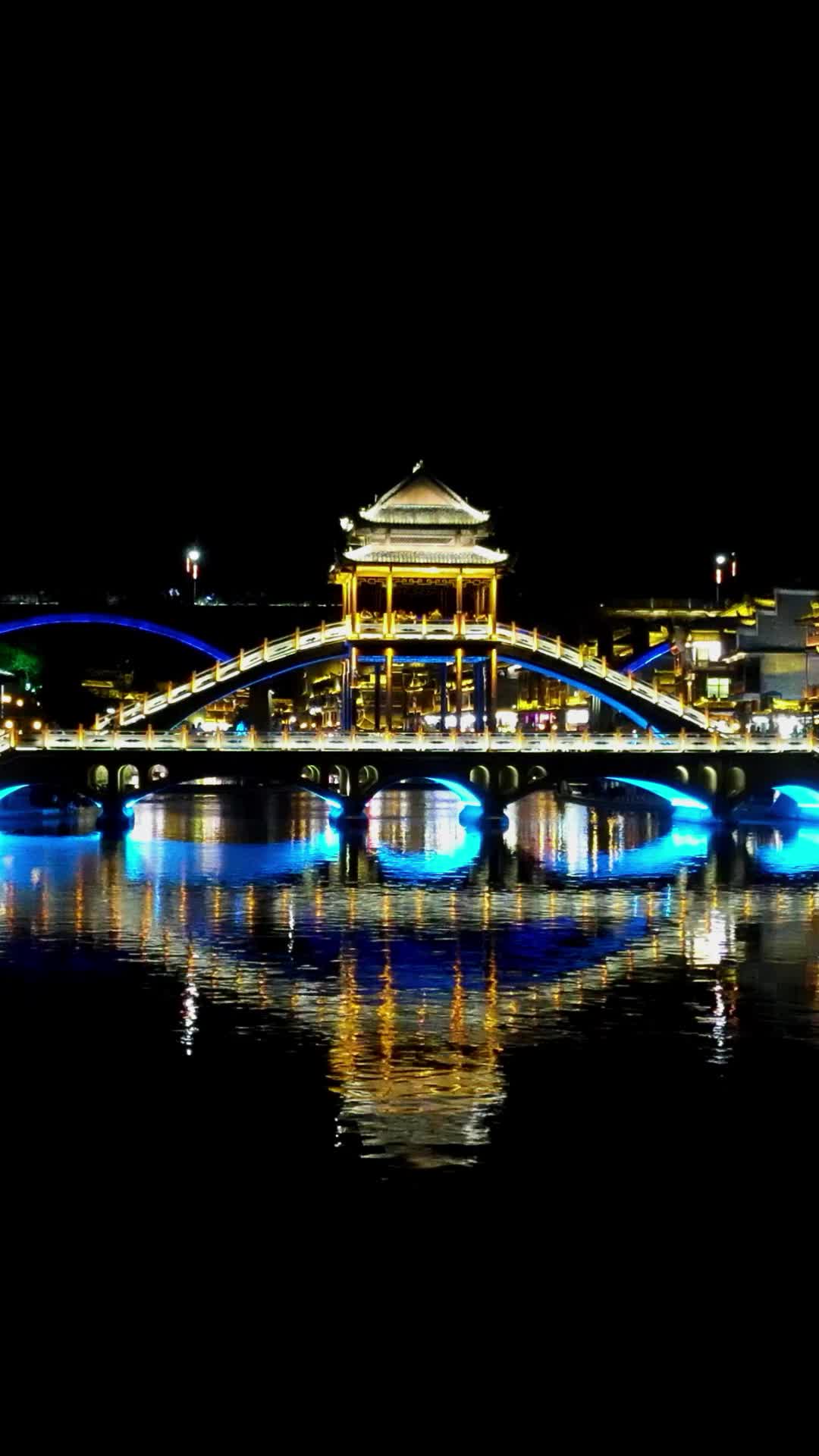 航拍湖南湘西凤凰古城雪桥夜景视频的预览图