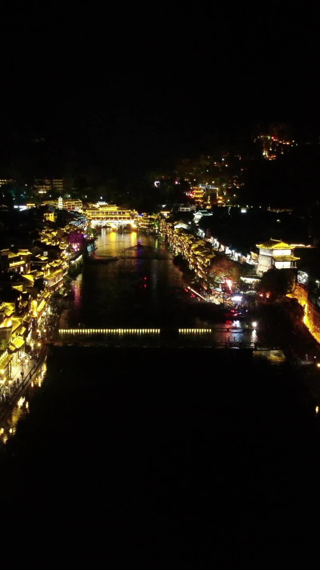 航拍湖南湘西凤凰古城4A景区夜景视频的预览图