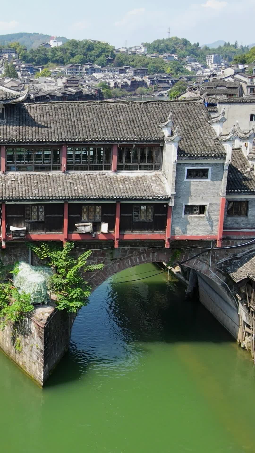 航拍湖南湘西凤凰古城虹桥视频的预览图