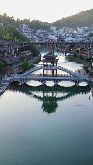 航拍湖南湘西凤凰古城雪桥视频的预览图