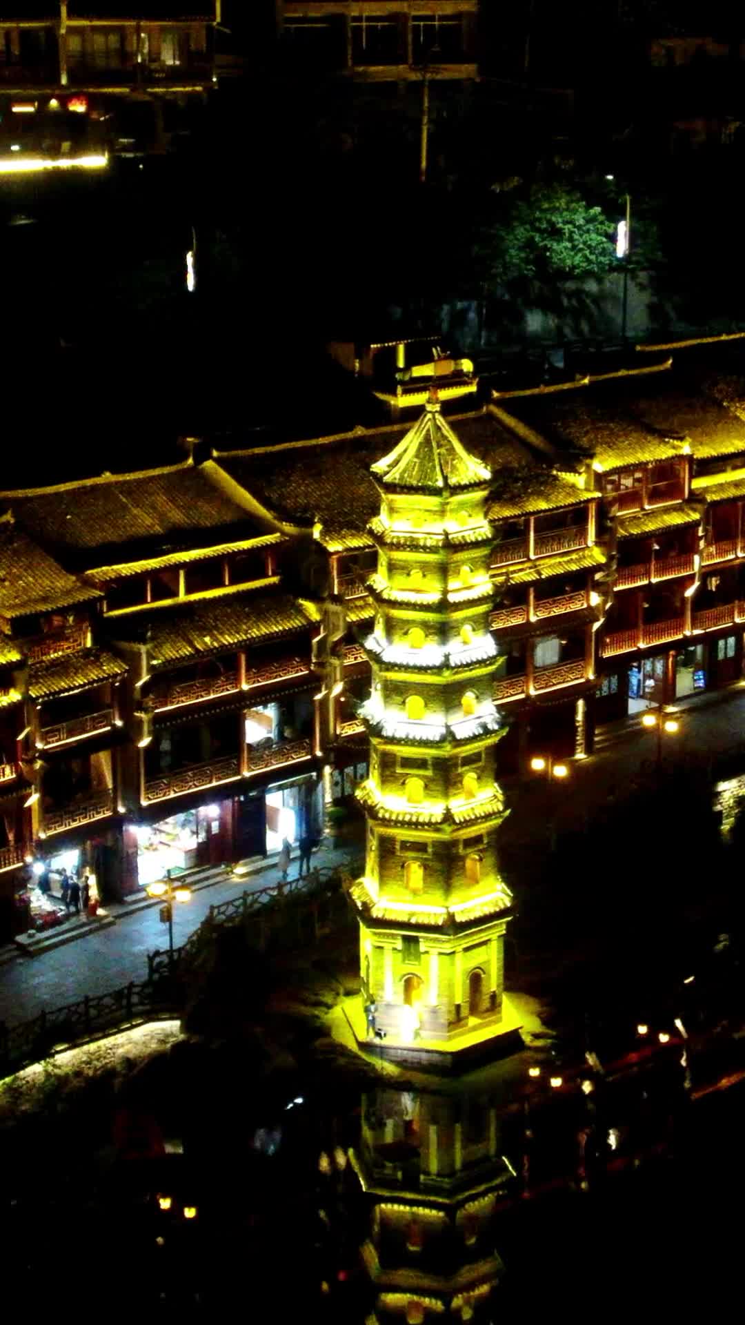 航拍湖南湘西凤凰古城万寿塔夜景视频的预览图