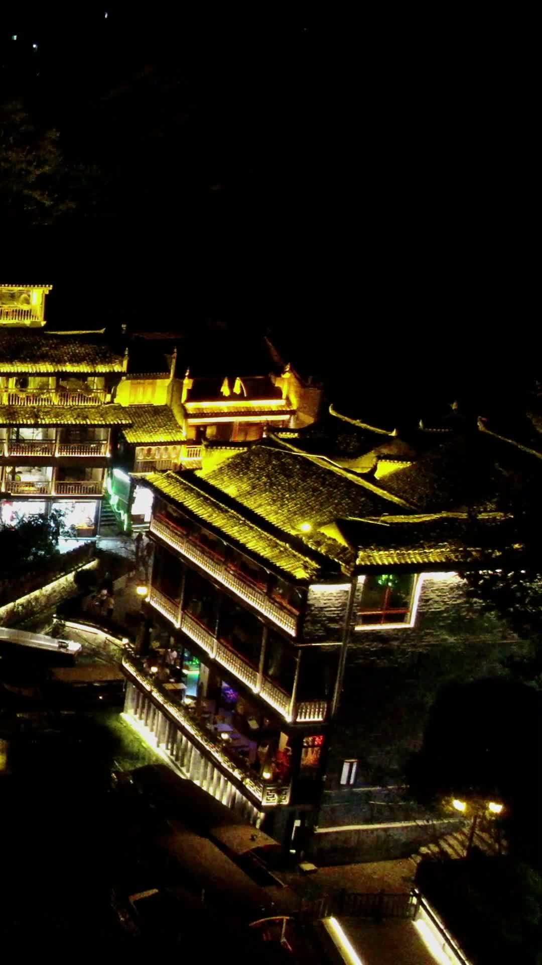 航拍湖南湘西凤凰古城古虹桥夜景视频的预览图