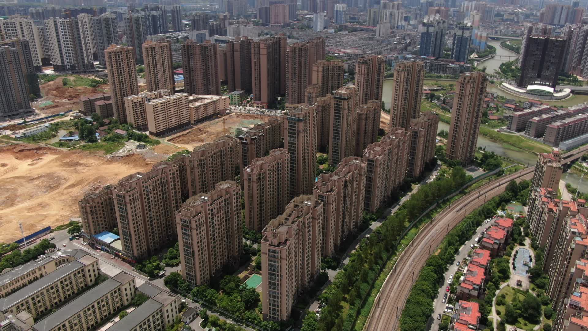 航拍城市高楼建筑住宅小区视频的预览图