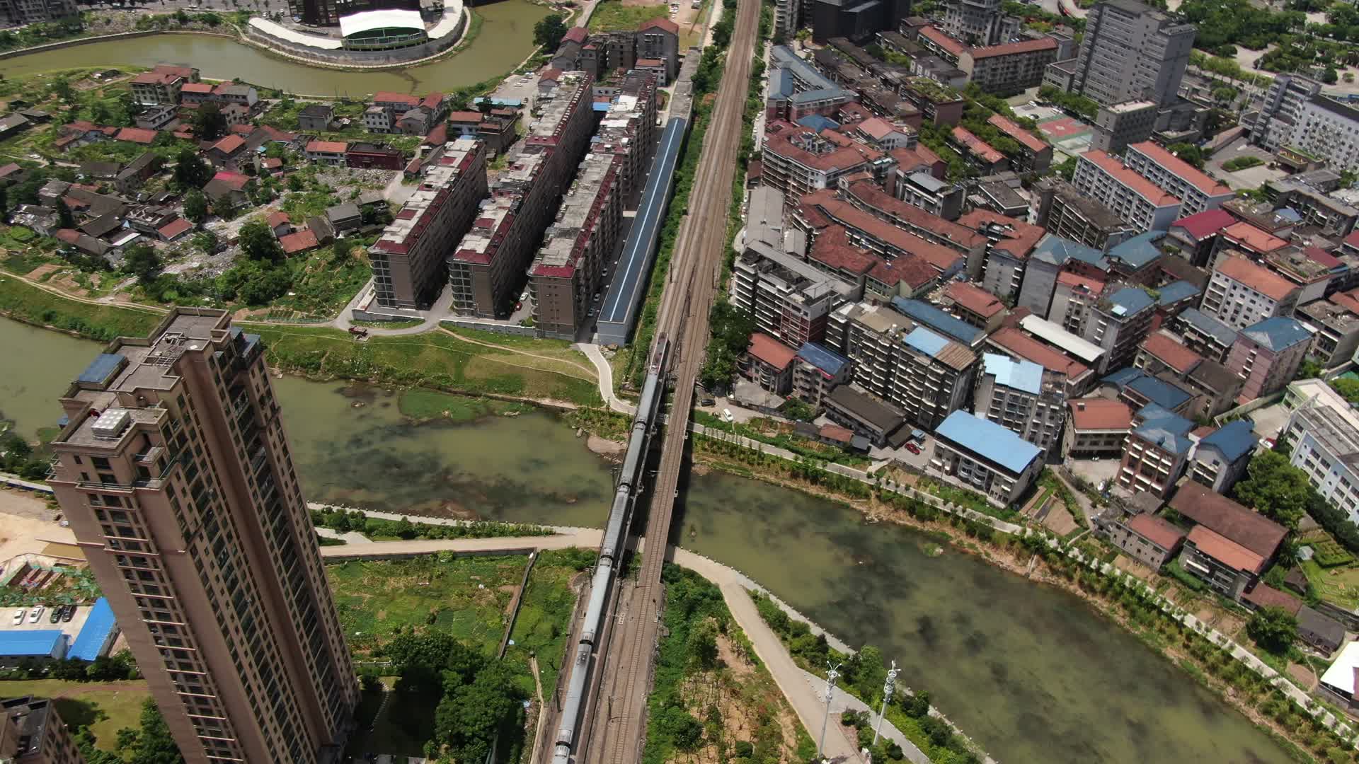 航拍行驶的火车交通视频的预览图