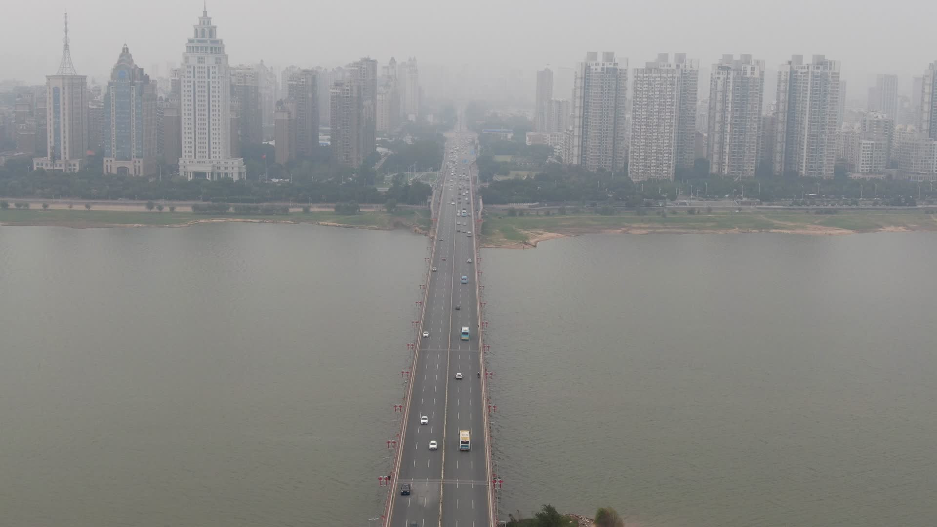航拍江西南昌城市交通视频的预览图