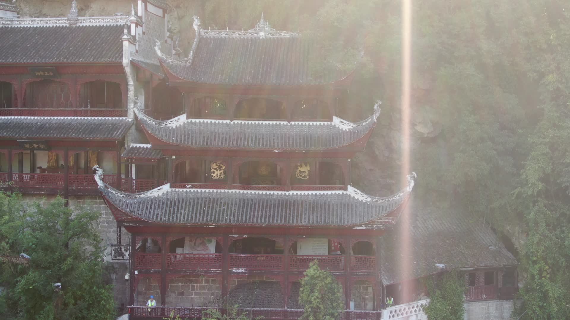航拍贵州镇远古城青龙洞视频的预览图