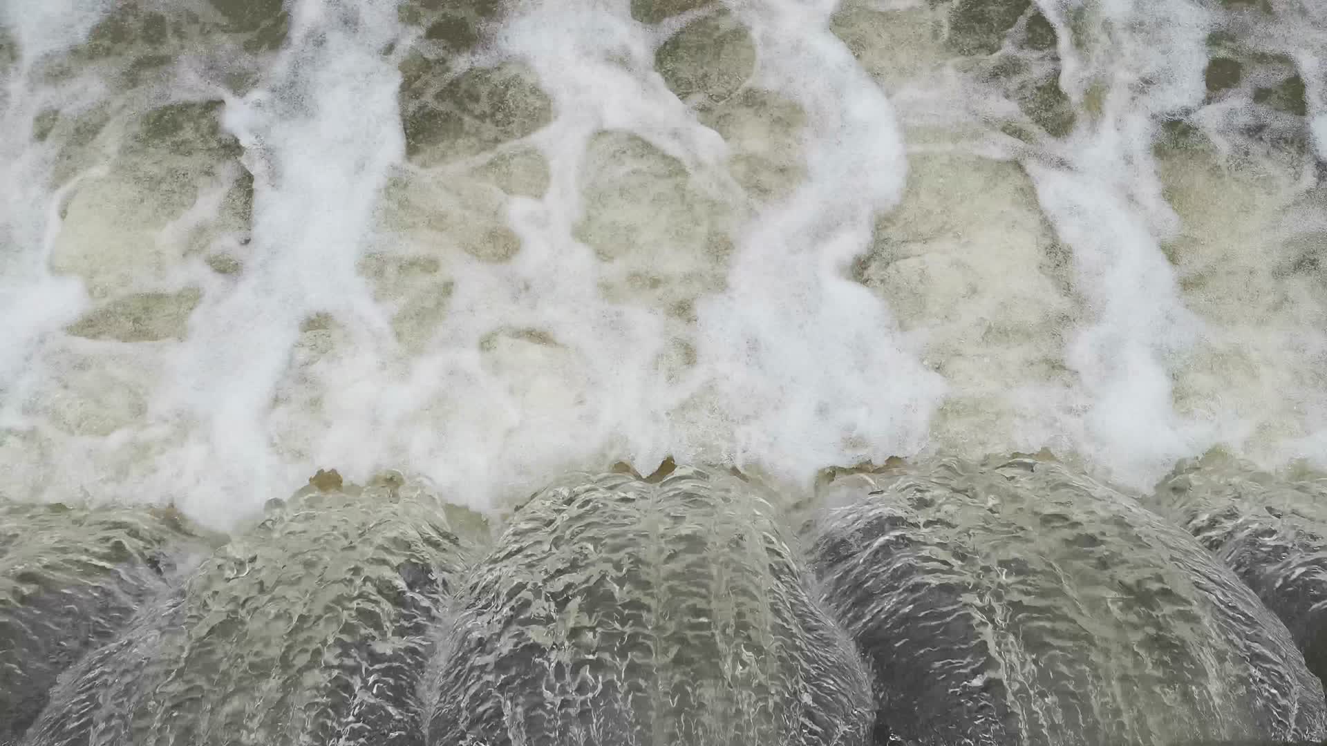 实拍瀑布流水自然风光视频的预览图