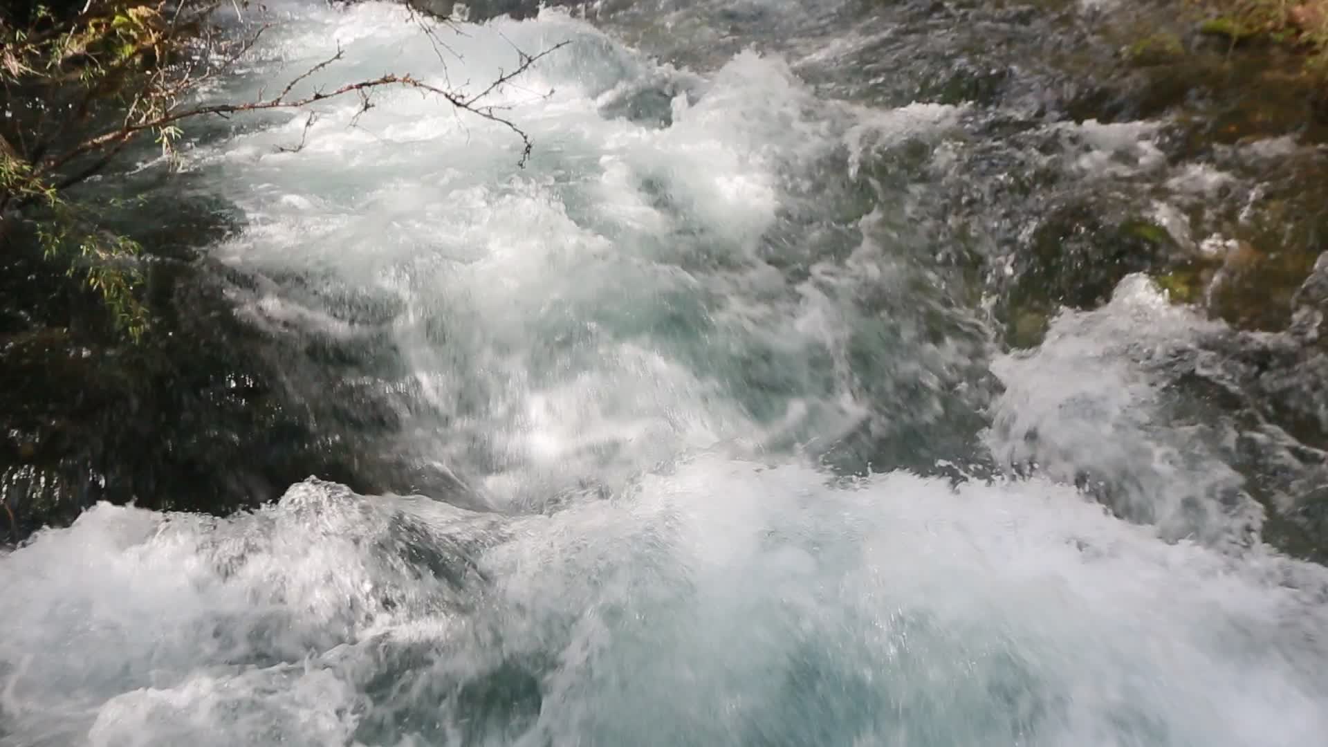 河水瀑布水花时光流逝飞流直下视频的预览图