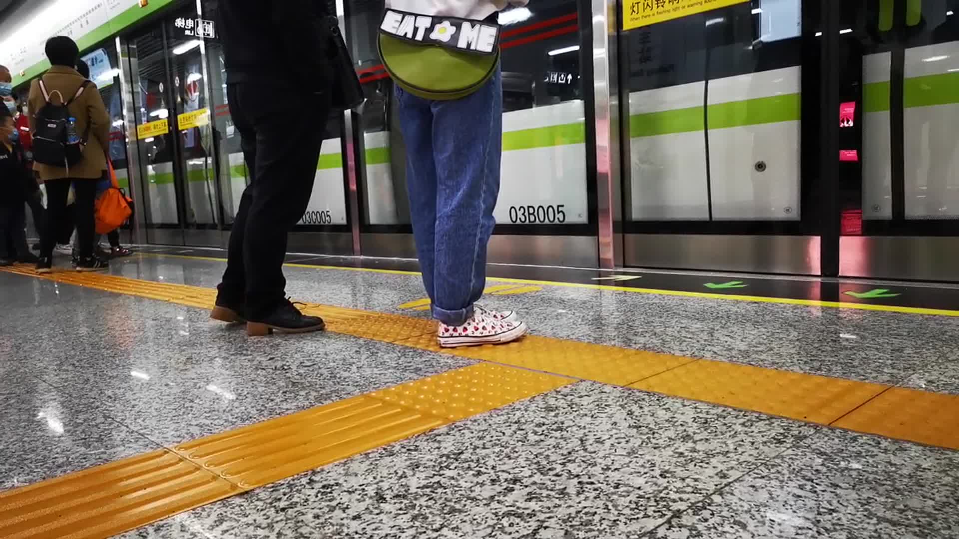实拍城市生活赶地铁视频的预览图
