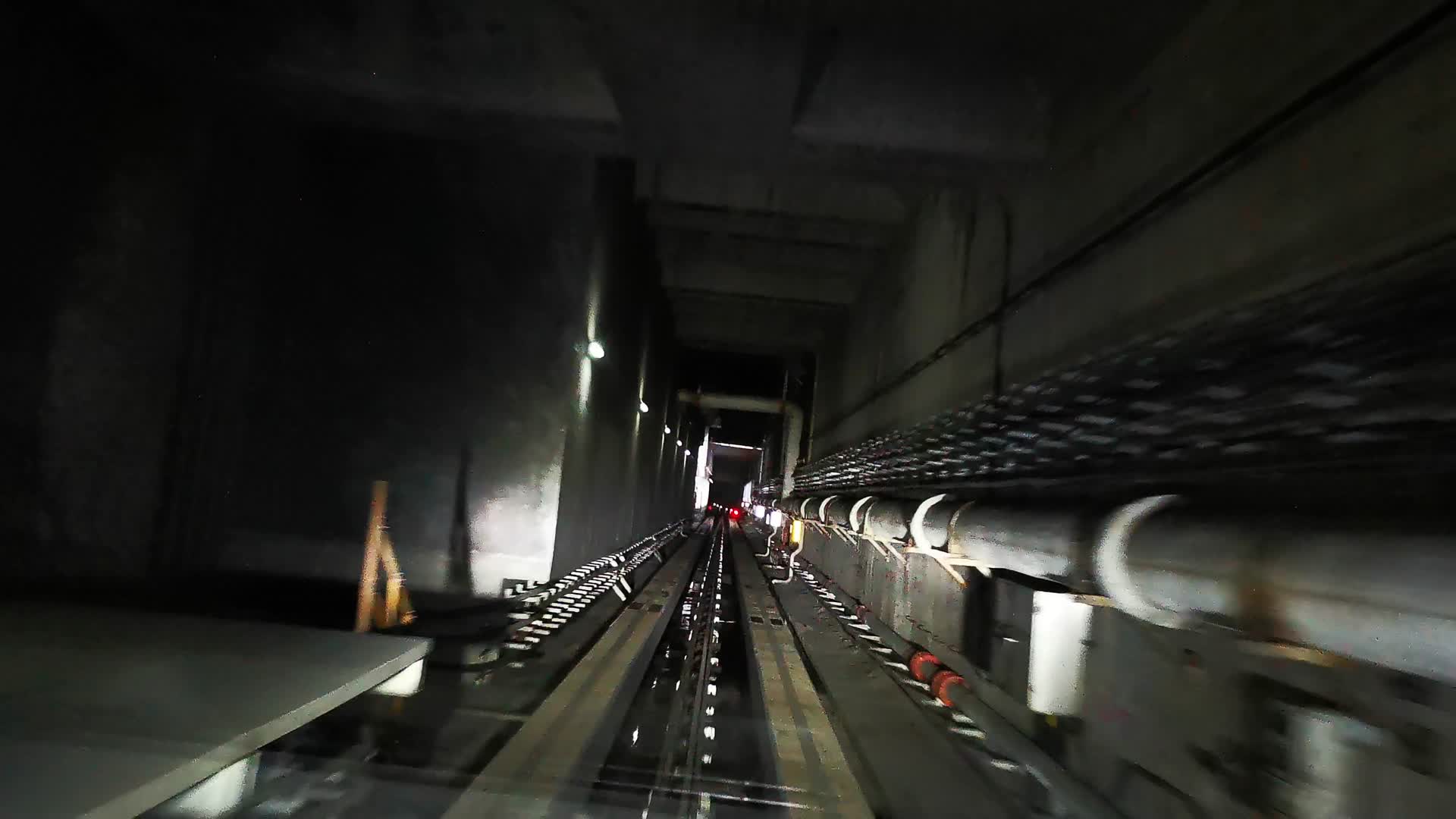 实拍行驶地铁第一视角视频的预览图