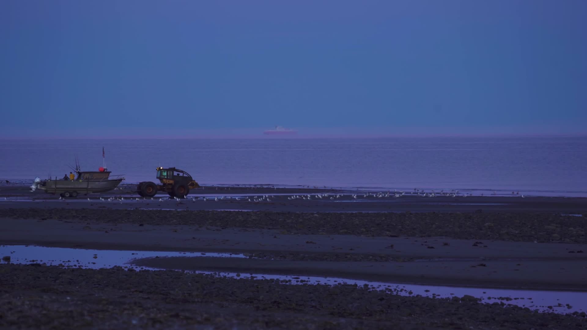 凌晨傍晚海边渔船出海视频的预览图
