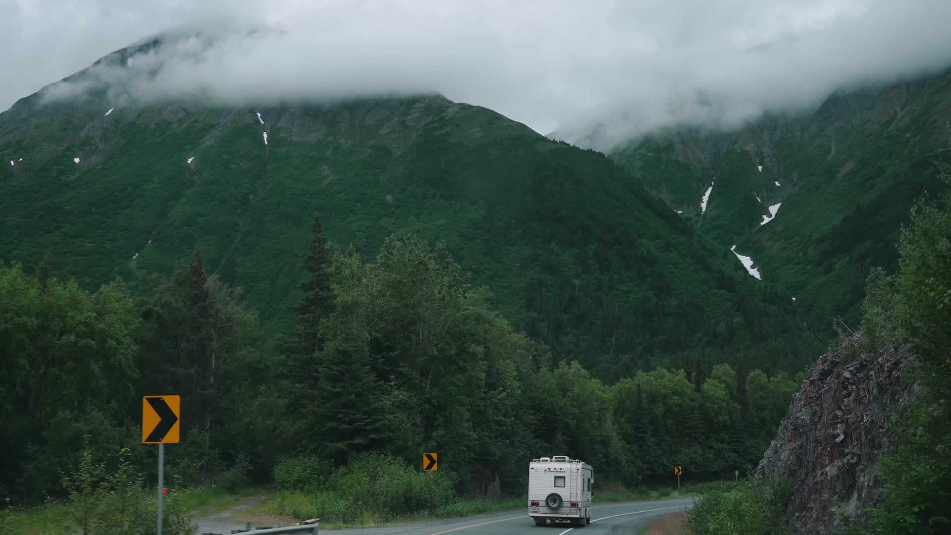 山中公路行驶的房车自驾旅行露营视频的预览图
