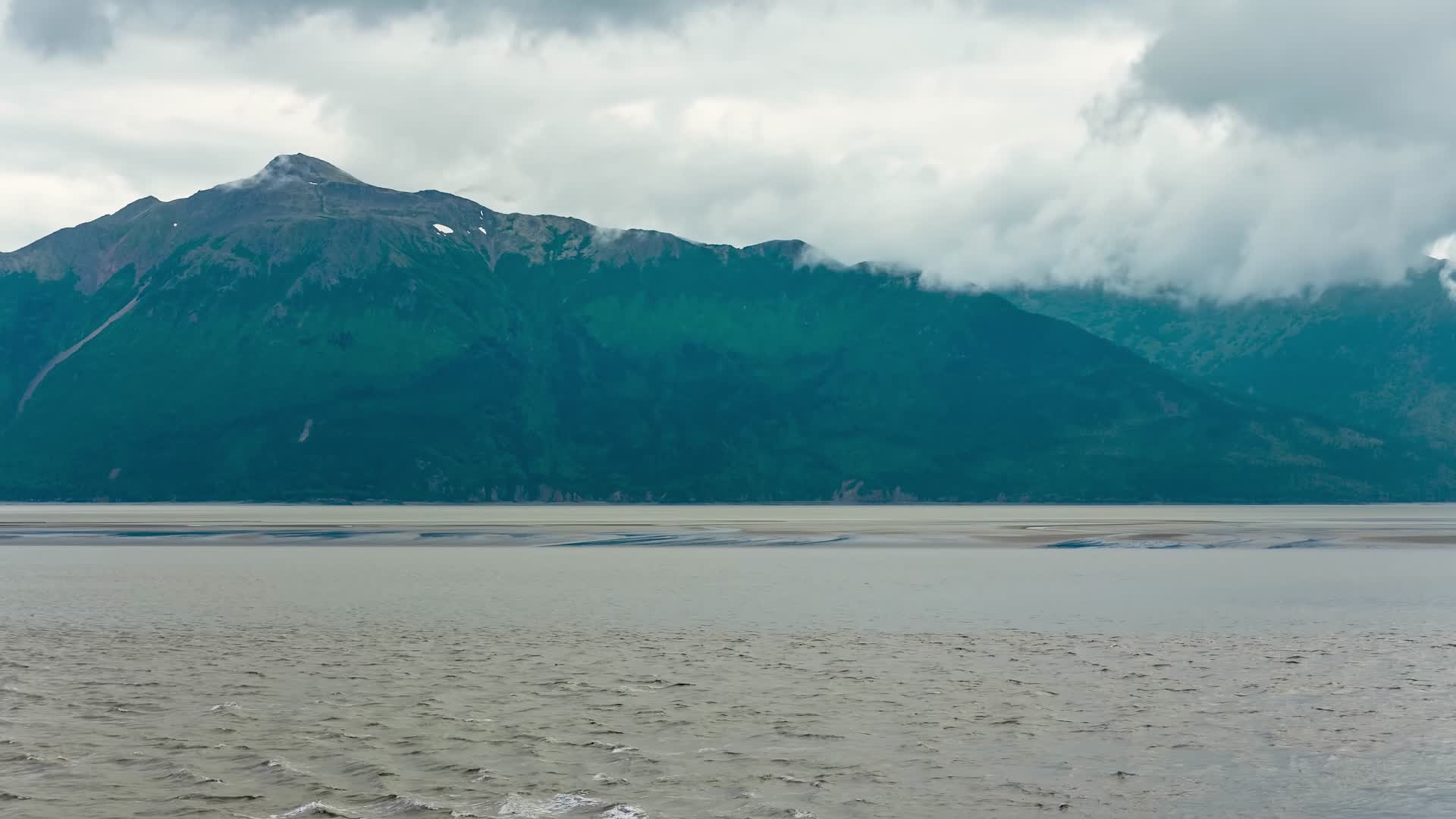 雪山山峰云雾湖水延时摄影视频的预览图