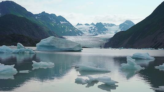 极地高原海面冰川冰块视频的预览图