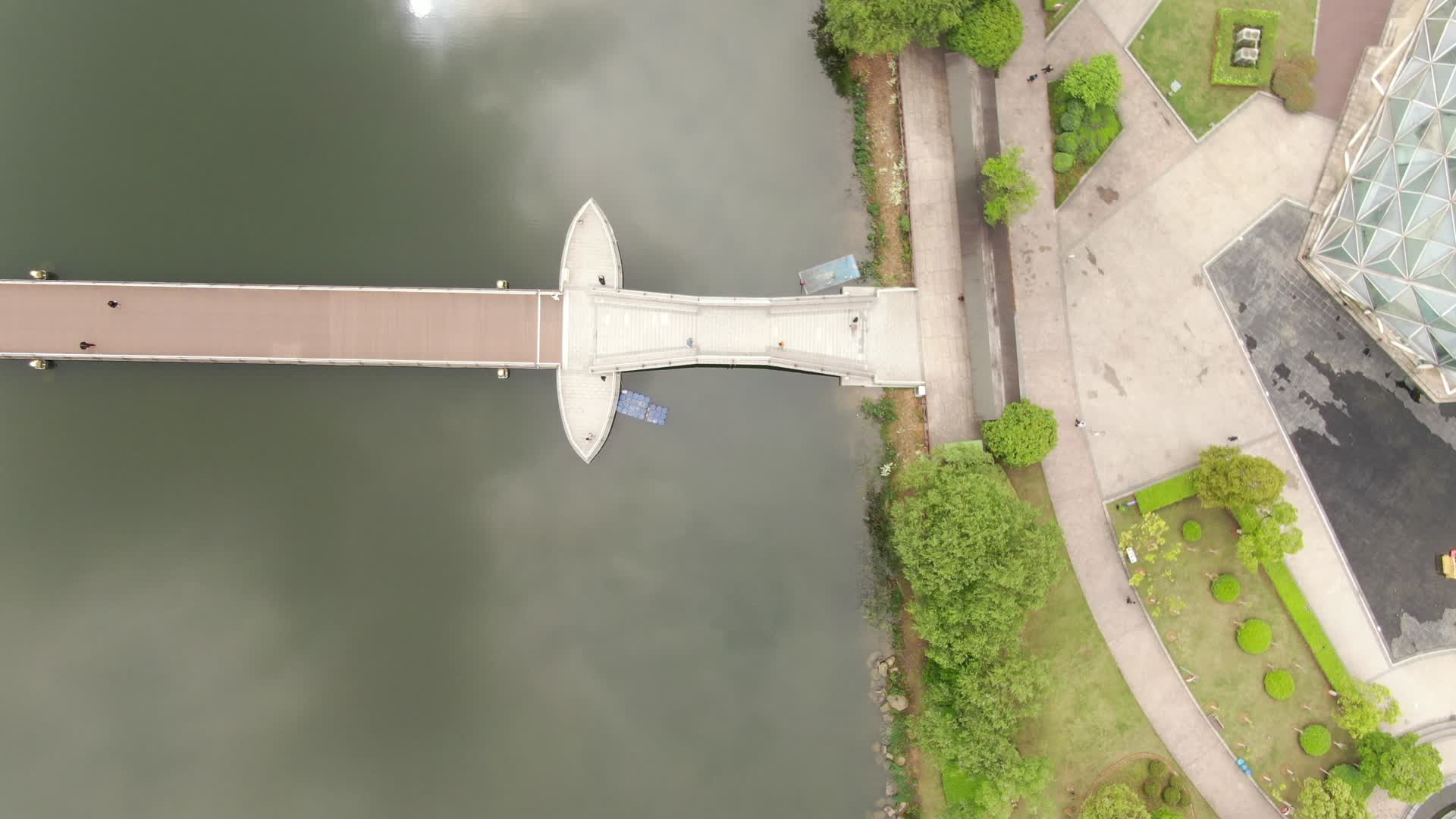 俯拍湖南长沙梅溪湖桥梁视频的预览图