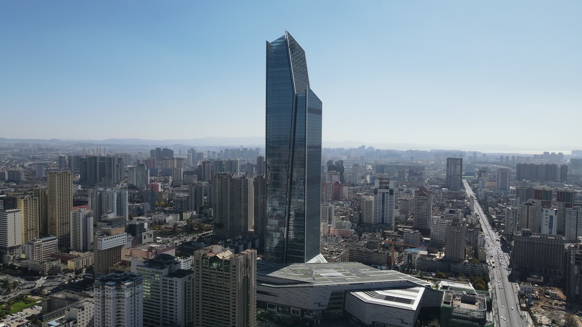 航拍云南昆明城市建设视频的预览图