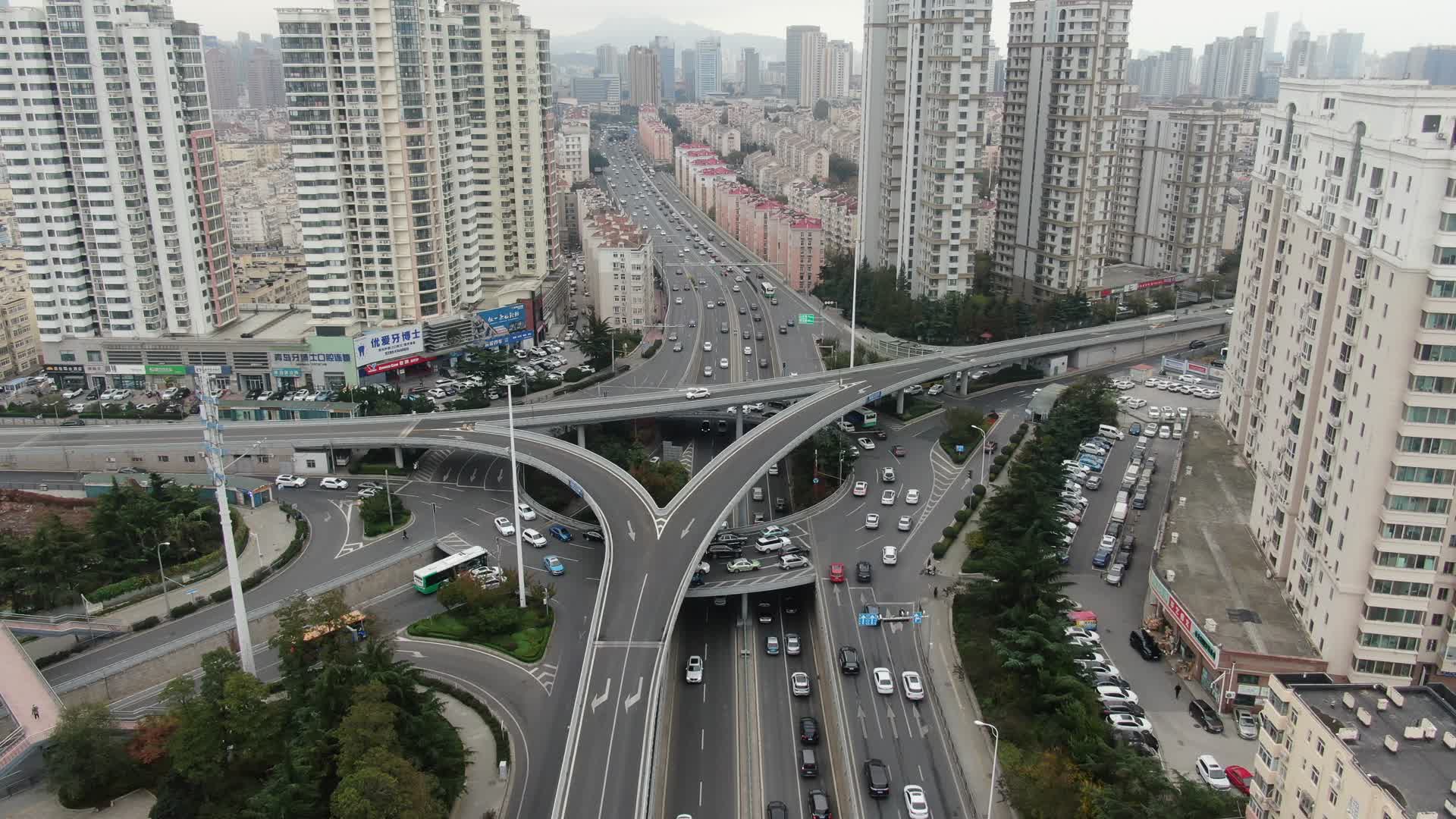 航拍山东青岛高架桥交通视频的预览图