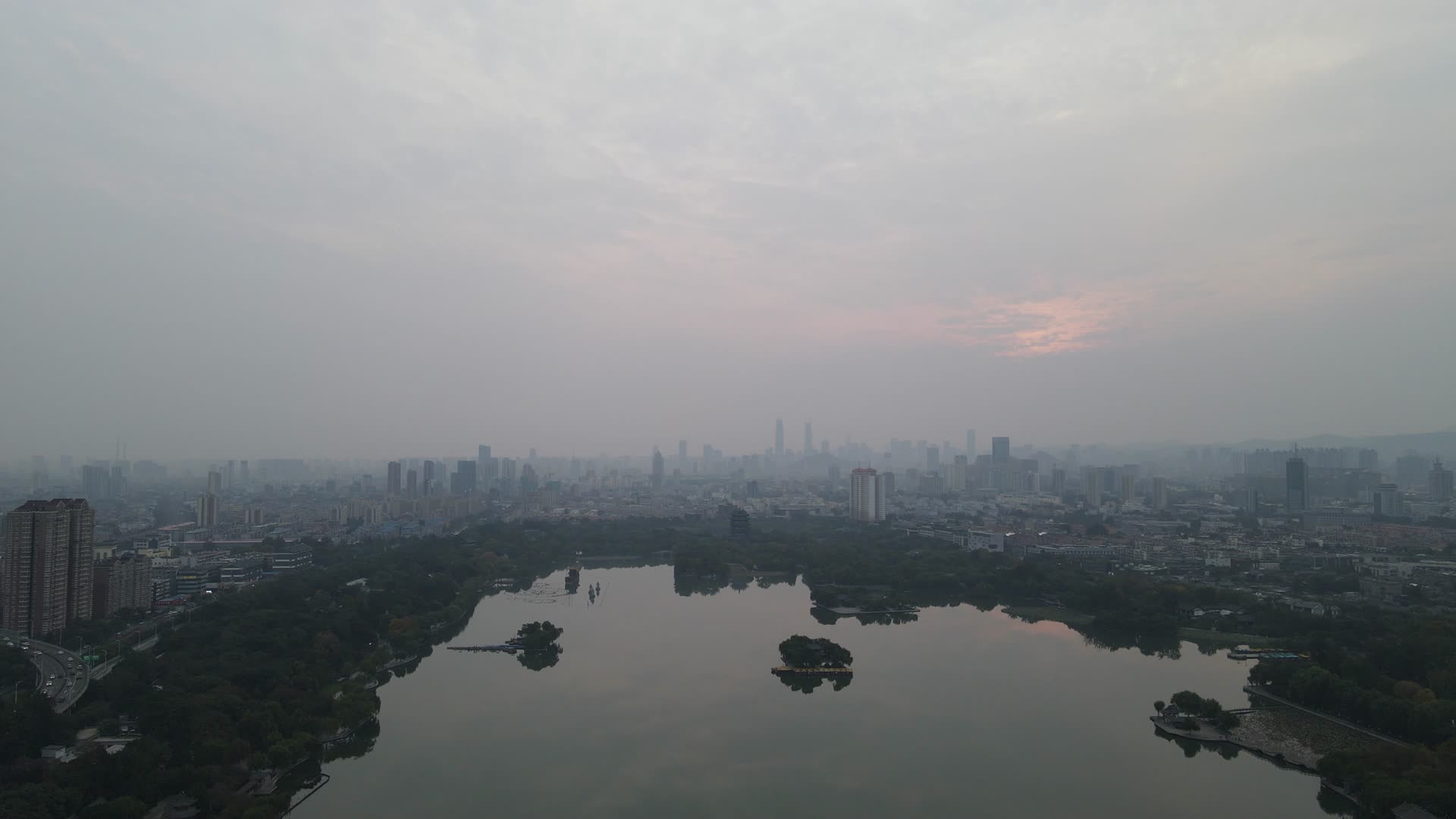 航拍山东济南城市公园风光视频的预览图