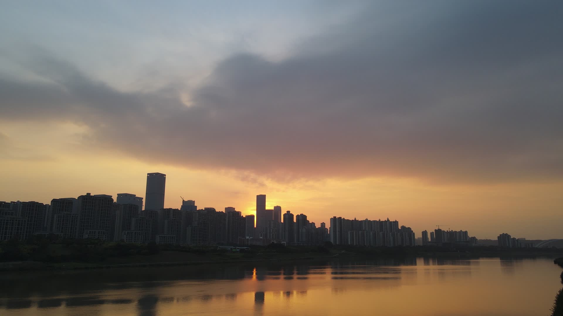 航拍广西南宁城市日落晚霞视频的预览图