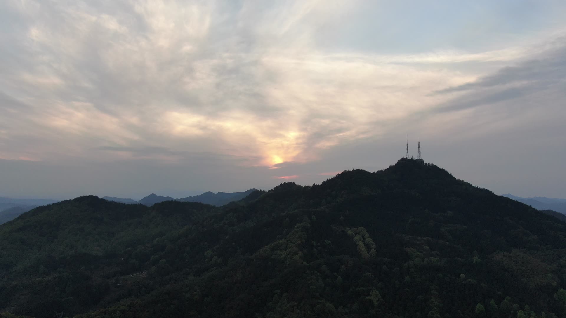 航拍湖南怀化中坡山森林公园日落视频的预览图