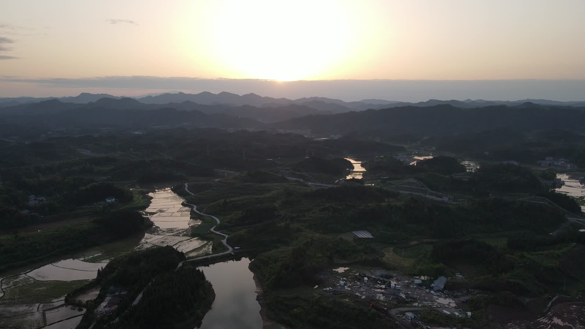 航拍乡村田野夕阳落日视频的预览图