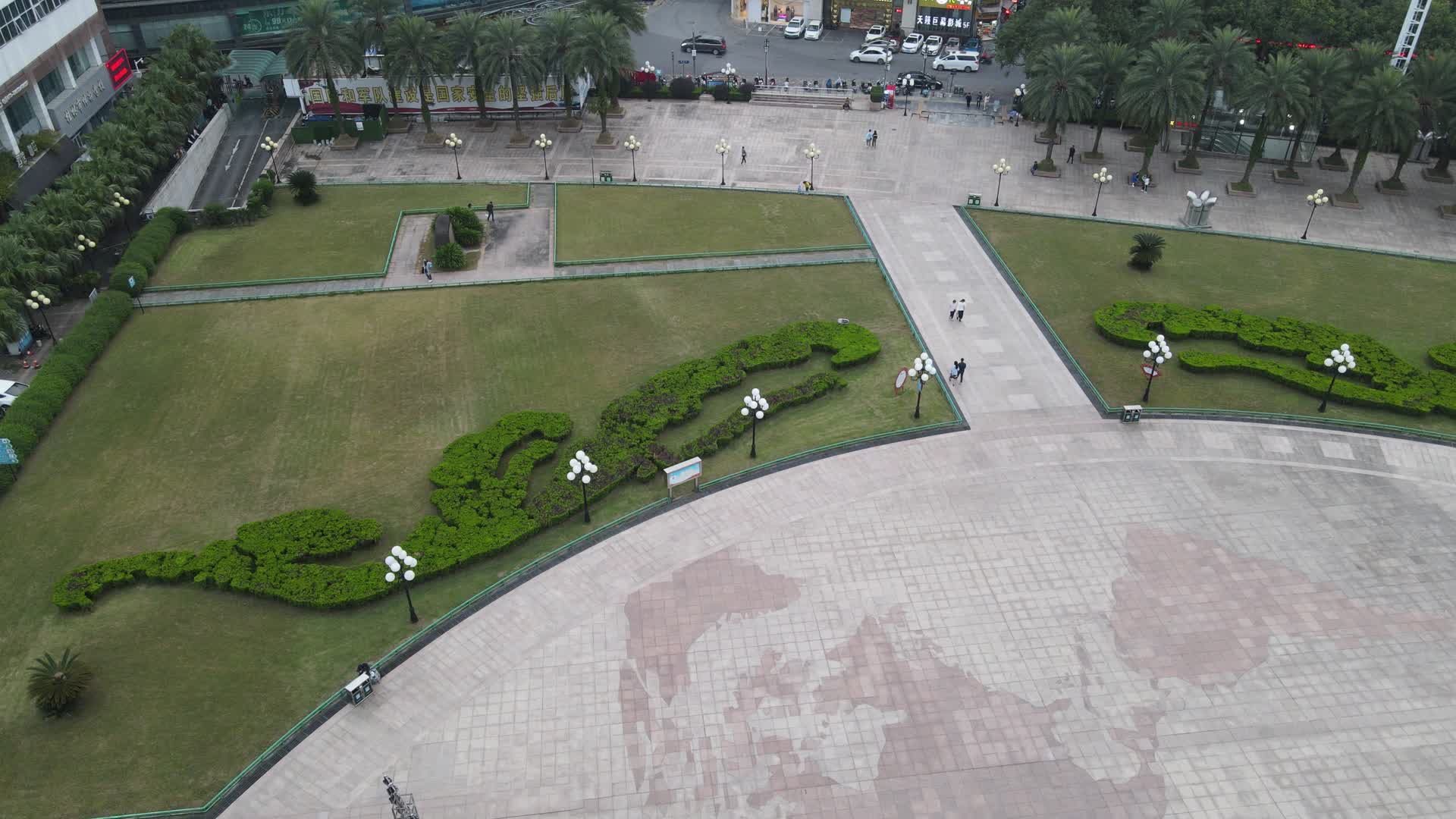 航拍清晨市民锻炼运动广场舞视频的预览图