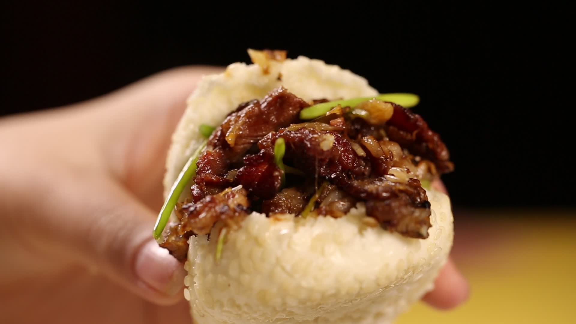 传统小吃烧饼夹羊肉视频的预览图