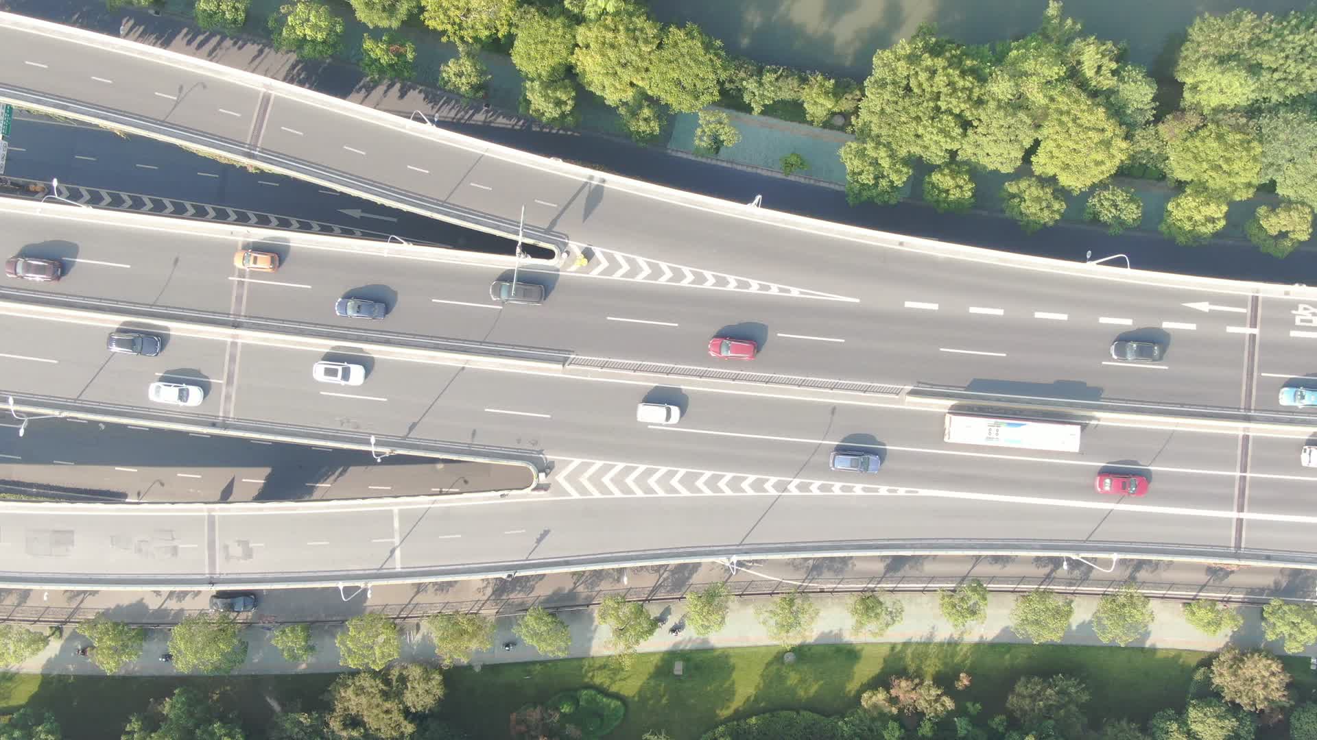 航拍杭州城市交通车辆行驶视频的预览图