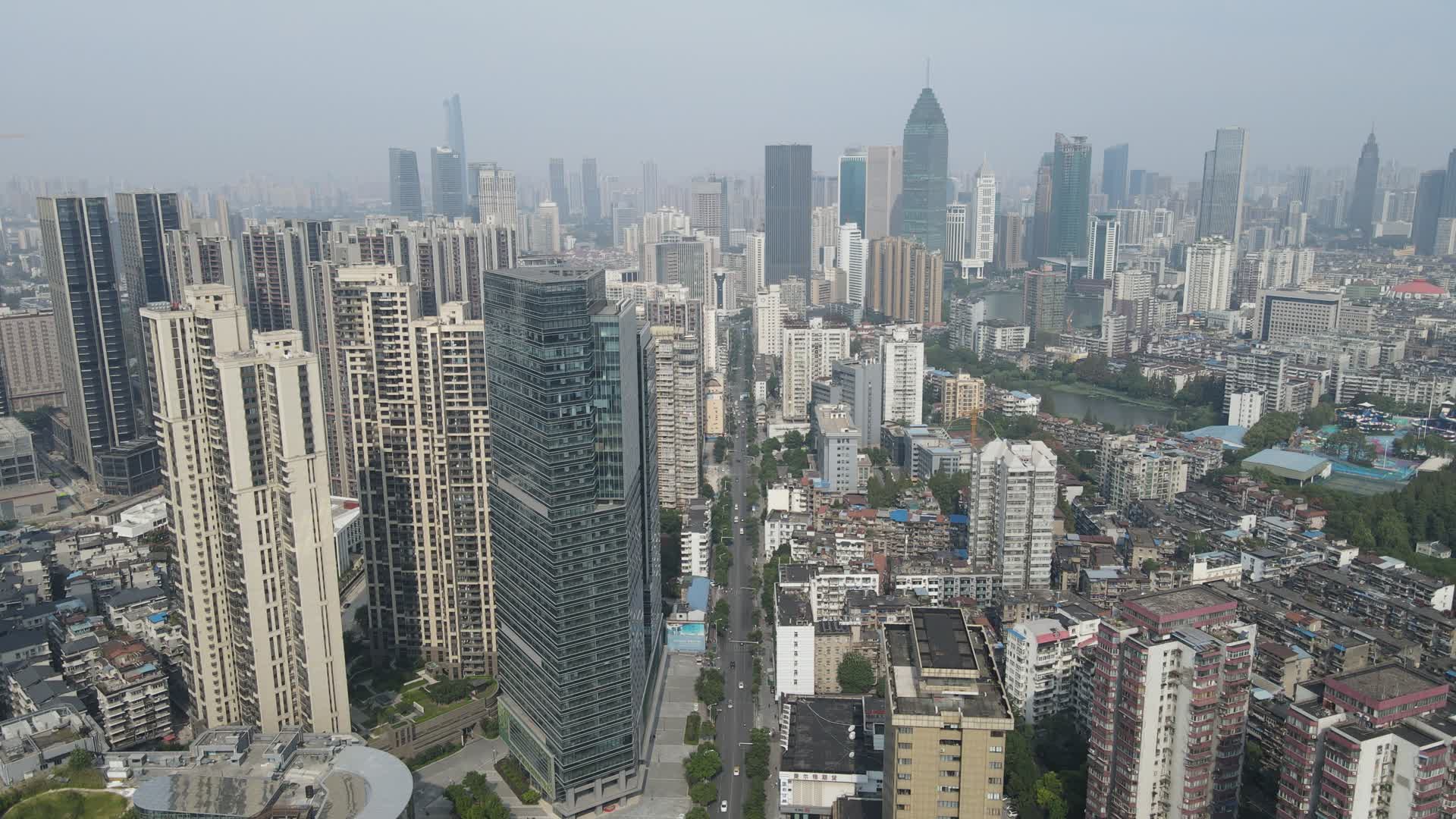 航拍湖北武汉金融中心城市天际线视频的预览图