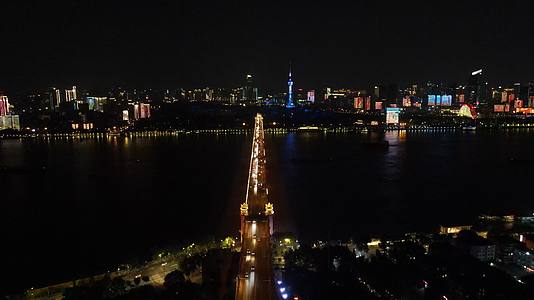航拍湖北武汉长江大桥夜景视频的预览图