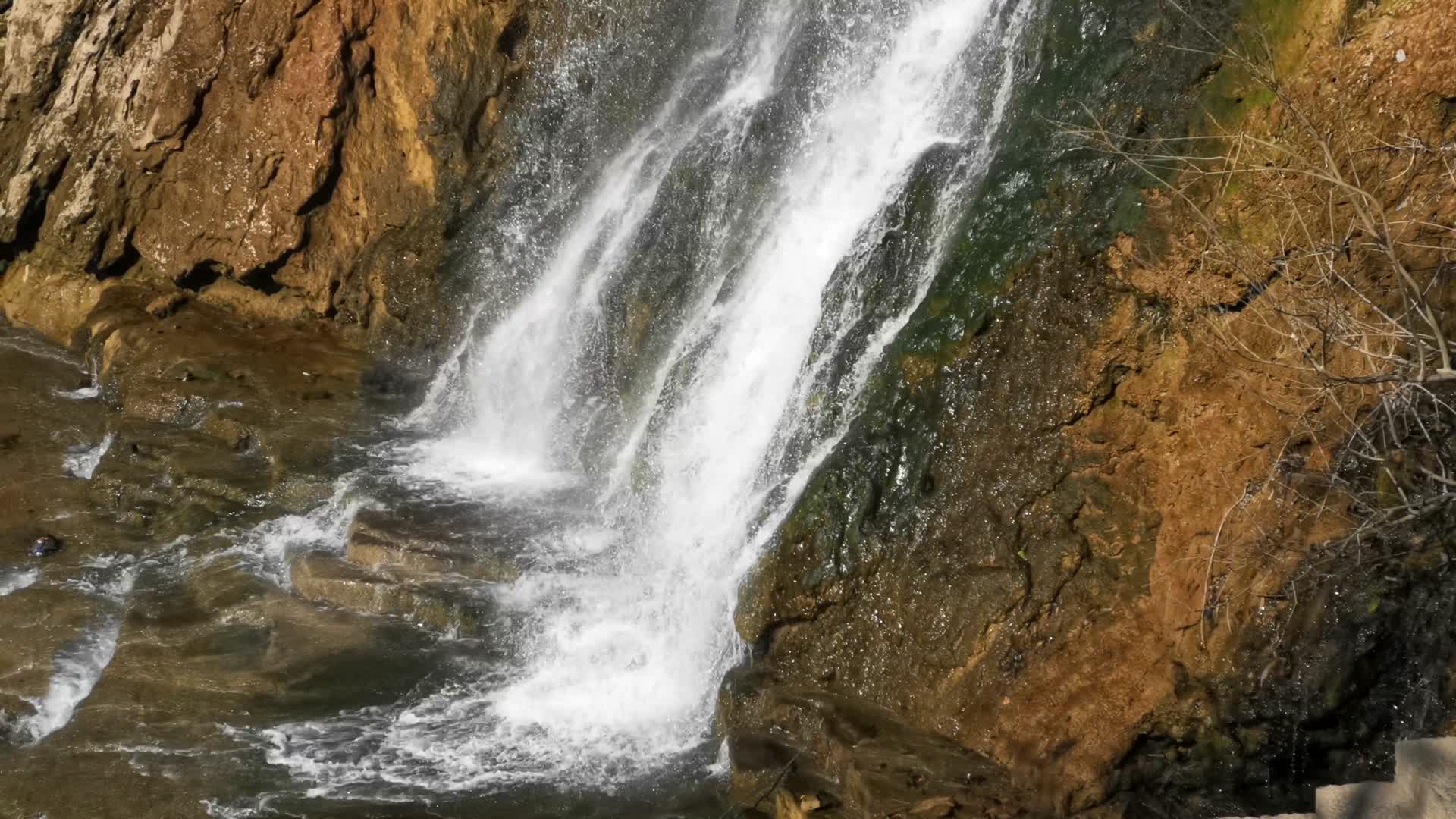 实拍芙蓉镇瀑布流水视频的预览图