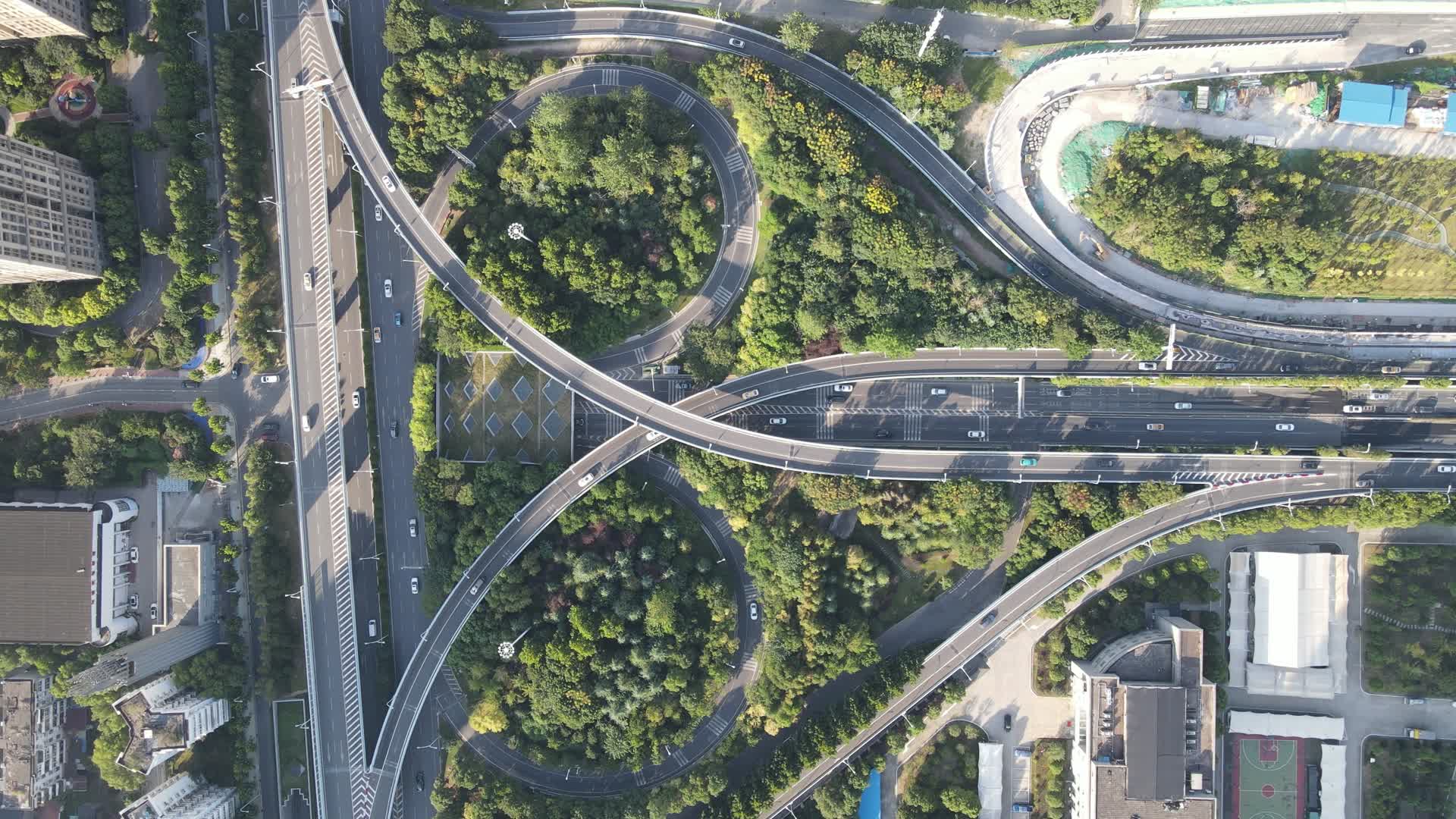 航拍城市立交桥高架桥交通视频的预览图