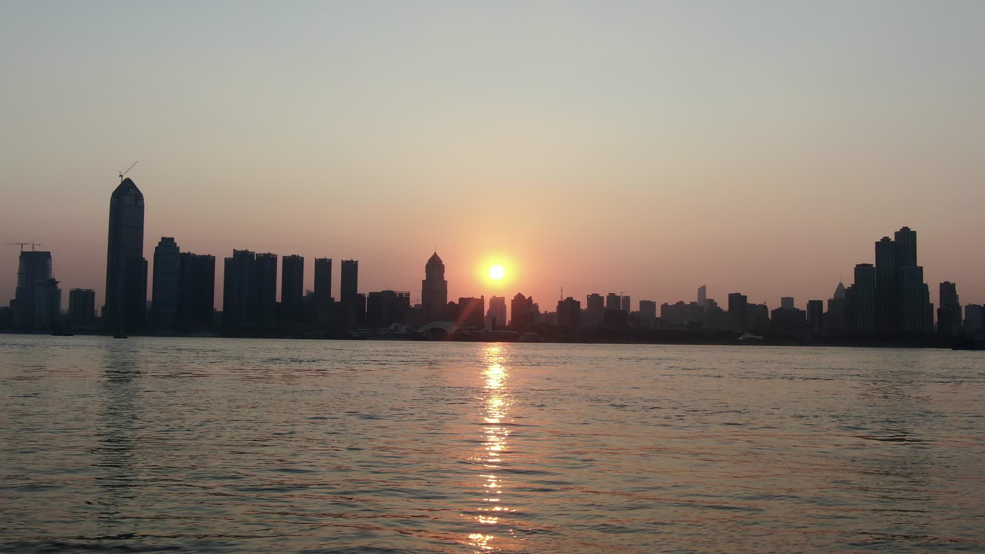 航拍湖北武汉城市日落视频的预览图