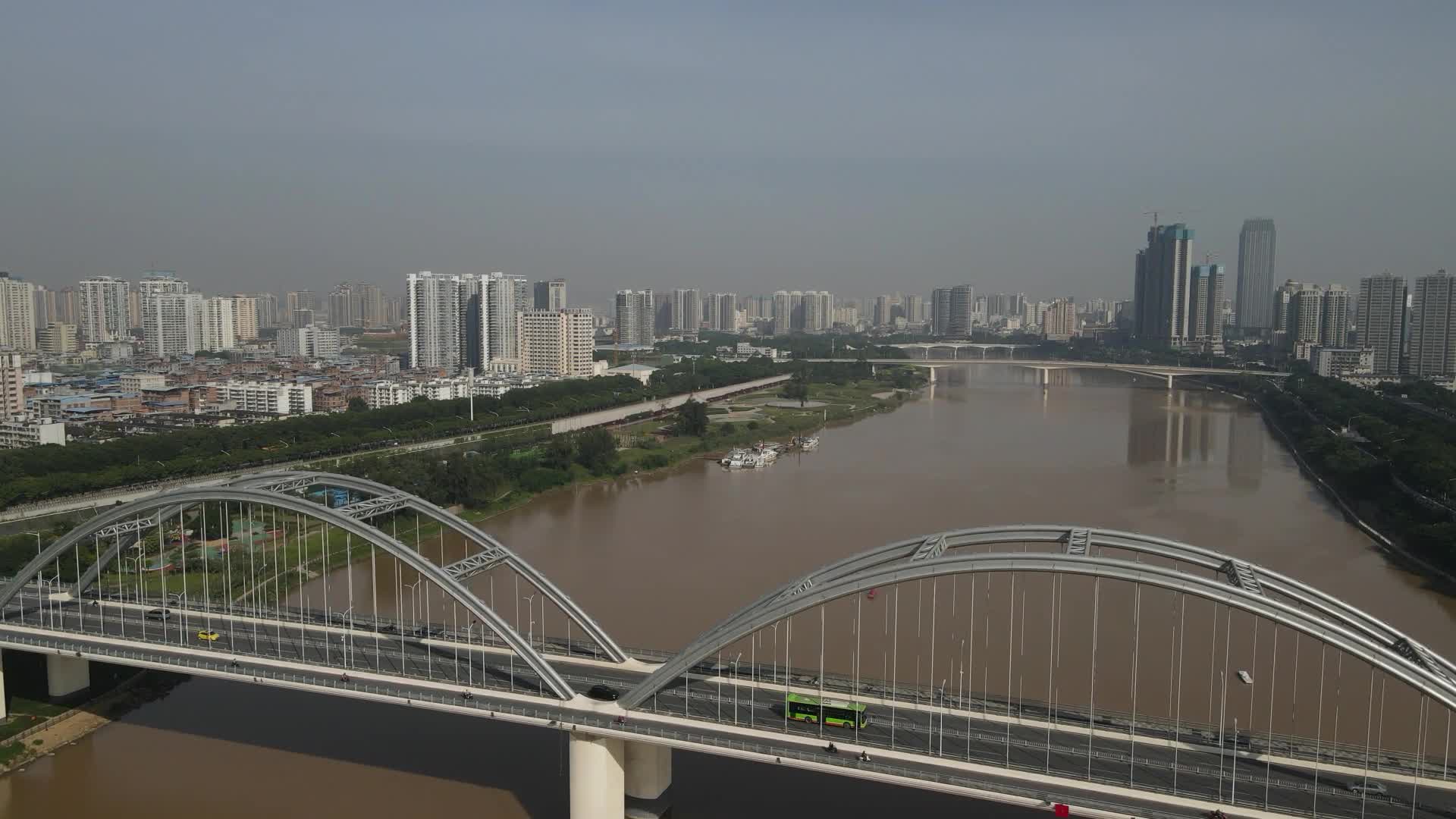 航拍广西南宁邕江桥梁交通视频的预览图