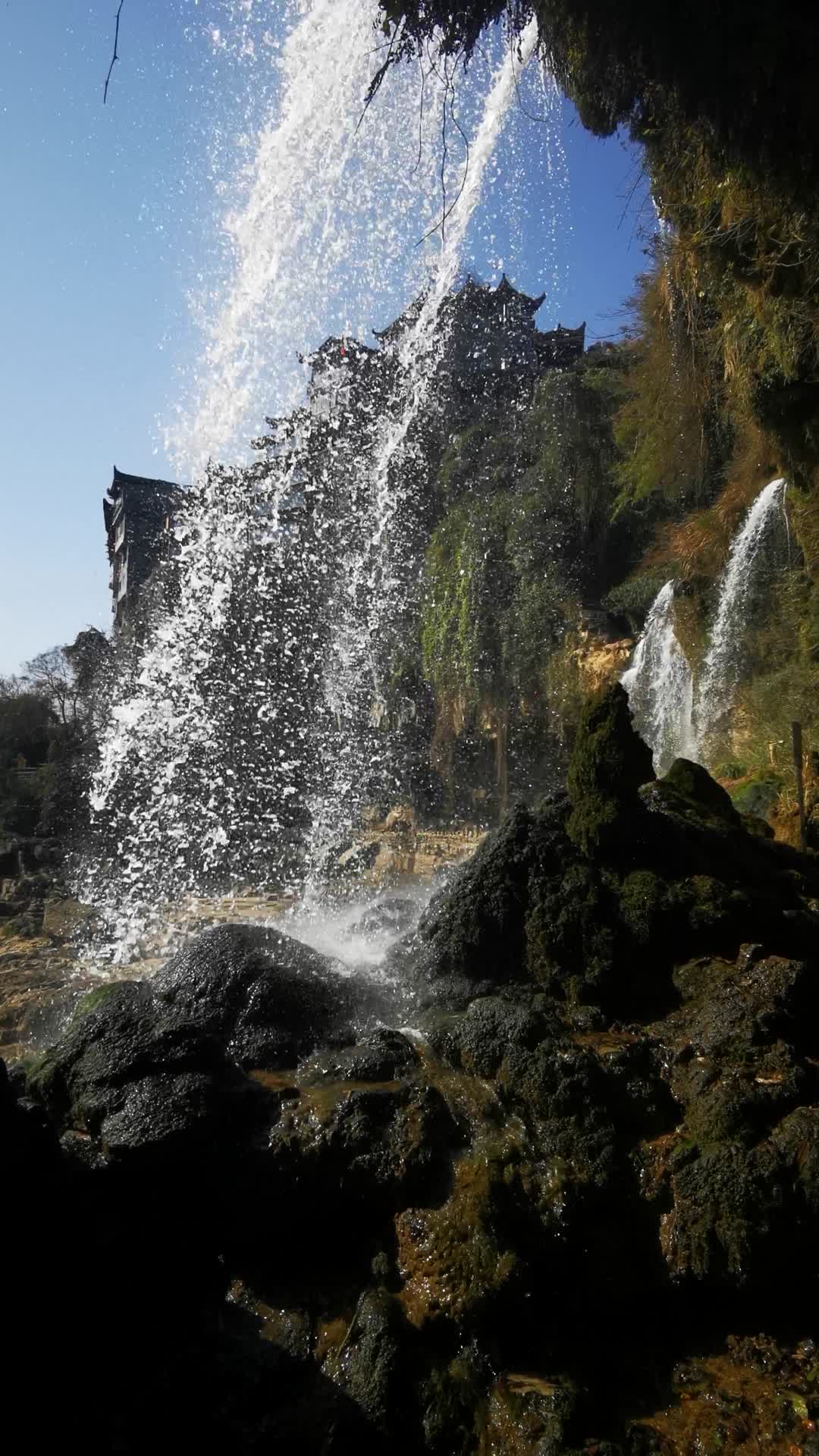 实拍悬崖瀑布流水视频的预览图