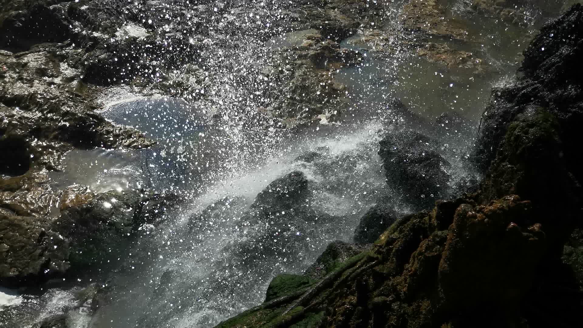 实拍悬崖瀑布流水视频的预览图
