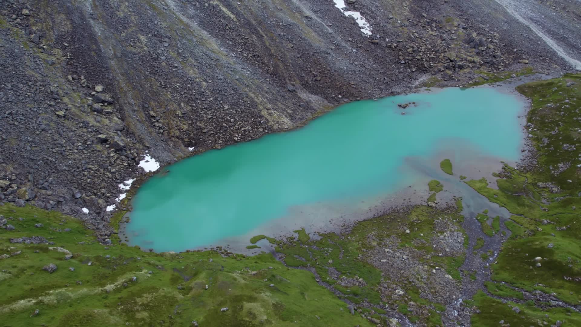 山中清澈蓝色湖水航拍视频的预览图