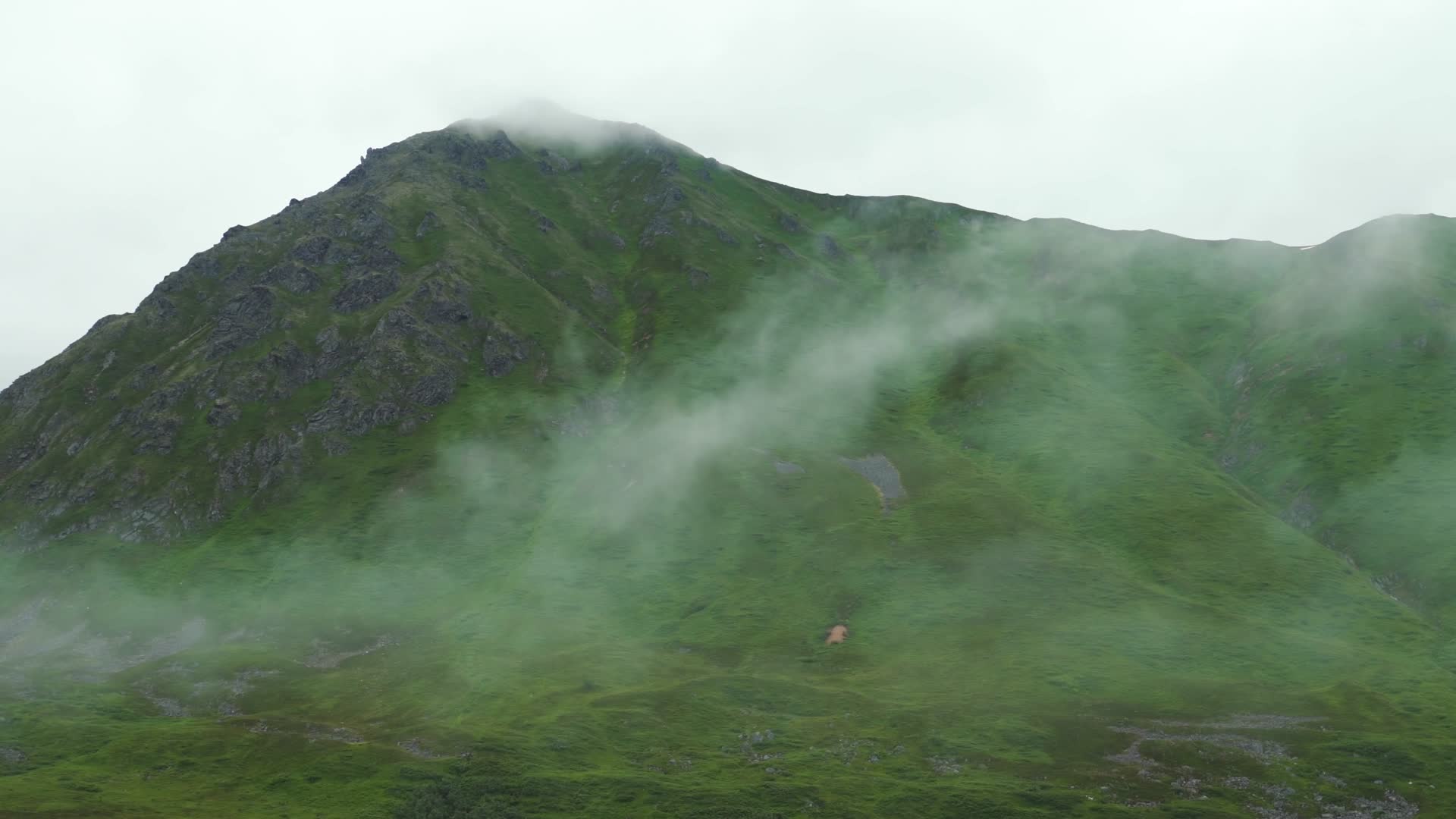 高原山峰云雾涌动延时视频的预览图