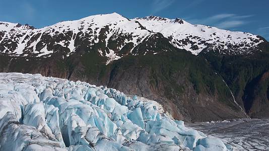 峡谷雪山冰川冰盖航拍视频的预览图