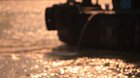 黄昏夕阳照射黄浦江水面波光粼粼视频的预览图