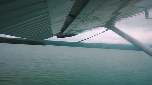 飞机飞越群山湖泊上空视频的预览图